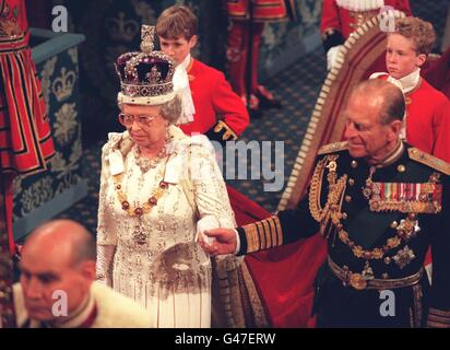 NPA rota photo par Nigel Wright/l'Express La Reine et le prince Philip à pied à la Chambre des Lords avant le discours de la Reine Banque D'Images