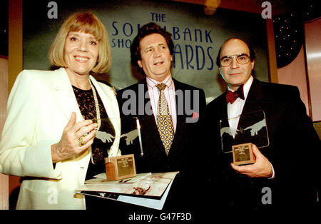 PA NEWS ACTEURS DAVID SUCHET ET DAME DIANA RIGG, CO STARS dans 'WHOS' PEUR DE VIRGINIA WOOLF" AVEC LEUR THEARTRE AWARDS ET SIR RICHARD EYRE, QUI ONT REÇU UN PRIX D'EDMUNDSTON À VIE À L'INAUGURAL SOUTH BANK SHOW AWARDS PRÉSENTATION Banque D'Images