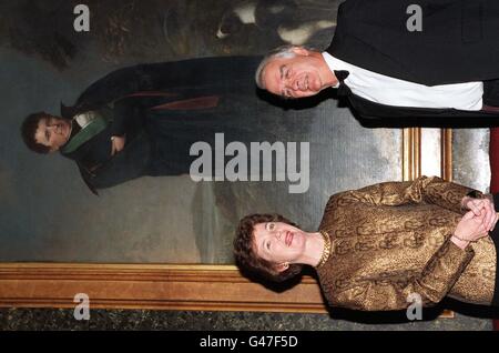 La présidente irlandaise Mary Robinson au Club réformiste de Londres ce soir (jeudi) avec le président du club, John Elliott. Mme Robinson a parlé aux membres du club de la vie de son patriote politique du XIXe siècle, Daniel O'Connell (en portrait). Photo de Martyn Hayhow/PA. VOIR PA STORY IRISH ROBINSON. Banque D'Images