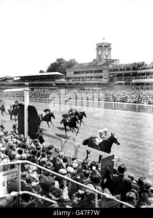 L'hymne de bataille traverse la ligne pour réclamer la chasse royale Cup suivi de Sir Edward et du solliciteur Banque D'Images