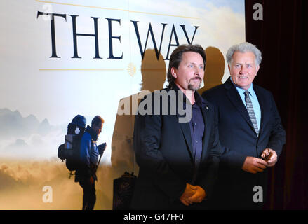 Emilio Estevez (à gauche) et Martin Sheen arrivent pour la première et la session Q+A pour leur nouveau film The Way, au BFI à Londres. Banque D'Images