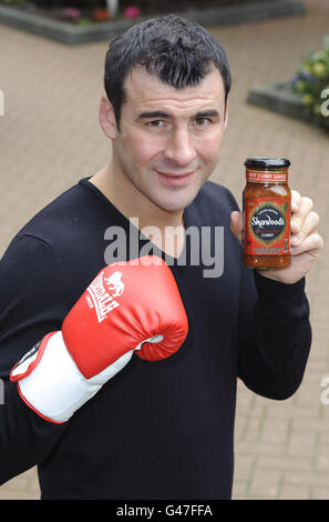 L'ancien champion du monde de boxe Joe Calzaghe au National Army Museum de Londres pour lancer l'initiative de collecte de fonds de la Charité des soldats Big Curry d'ABF, soutenue par Sharwood. Banque D'Images