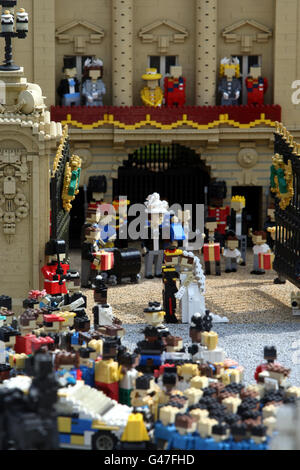 Les modèles LEGO du Prince William et de Kate Middleton partagent un baiser devant un modèle de Buckingham Palace à MINILAND, à LEGOLAND Windsor, Berkshire, qui fait partie de leur nouvelle scène de mariage royal. Banque D'Images