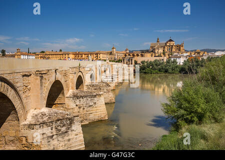 Puente Romano sur le fleuve Guadalquivir et cathédrale Mezquita. La ville de Cordoba Andalousie, Espagne, Europe Banque D'Images