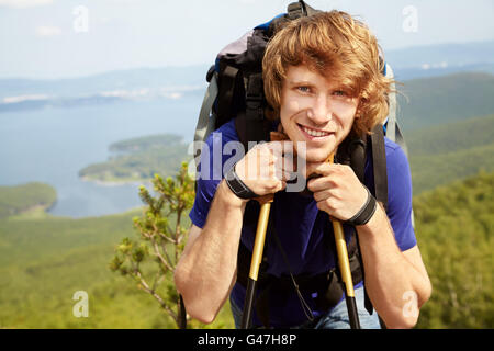 Homme avec sac à dos en randonnée dans les montagnes Banque D'Images