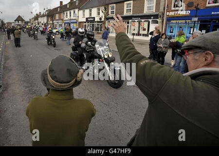 La course de charité Ride of respect traverse la ville de Wootton Bassett, dans le Wiltshire, en aide aux héros afghans. Banque D'Images