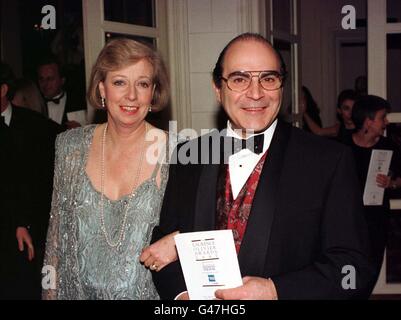 L'ACTEUR DAVID SUCHET AVEC SA FEMME SHEILA AU LAURENCE PRIX OLIVIER Banque D'Images