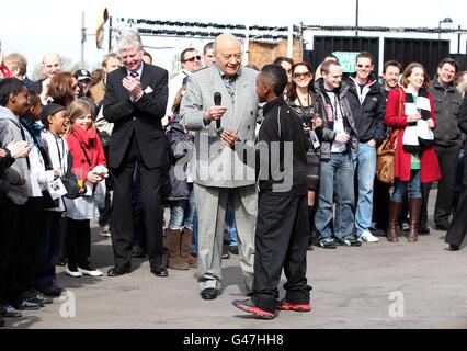 Mohamed Al Fayed, président de Fulham (centre gauche) Danse avec un jeune fan de Fulham pendant le dévoilement de Une statue de Michael Jackson à l'extérieur de Craven Cottage avant coup d'envoi Banque D'Images