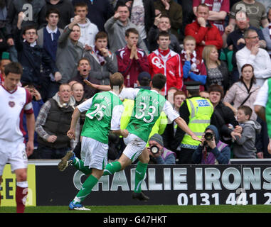 Liam Miller (à droite) d'Hibernian célèbre le but égalisateur lors du match de la première ligue écossaise de la banque Clydesdale à Easter Road, Édimbourg. Banque D'Images