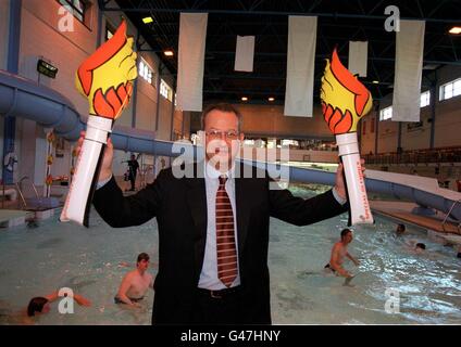 Le président de J Sainsbury PLC, David Sainsbury, détient aujourd'hui (mardi) un logo de l'appel spécial des Jeux Olympiques de Sainsbury lors d'une séance photo au Queen Mother Sports Centre de Londres pour lancer l'appel spécial des Jeux Olympiques de Sainsbury.L'appel national est d'aider à recueillir des fonds pour les Jeux olympiques spéciaux, l'organisme de bienfaisance qui aide des dizaines de milliers de personnes ayant une certaine forme de déficience mentale ou d'apprentissage.Photo de Tony Harris/PA Banque D'Images