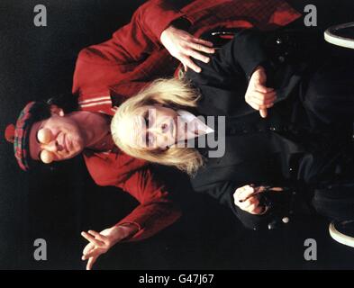 Kathryn Hunter comme Lear et Marcello Magni comme Fool dans la production de King Lear du Jeune Vic. Hunter, 40 ans, est considérée comme la première femme à jouer le roi condamné de Shakespeare. PA. VOIR L'HISTOIRE DE PA SHOWBIZ LEAR. Banque D'Images