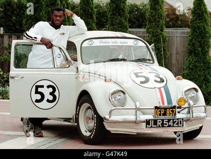 Le boxeur Herbie Hide, au Norwich Sports Village aujourd'hui (lundi), où il affrontera Tony Tucker de l'Amérique le samedi 28 juin, dans sa candidature pour le championnat de poids lourd WBO. Hide, qui pose avec 'Herbie' le Volksvagen Beetle, a perdu le même titre à Riddick Bowe il y a un peu plus de deux ans. Voir PA Story BOXING Masquer. Photo de Findlay Kember. Banque D'Images