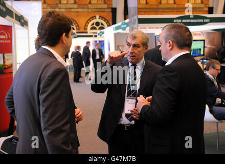 Soccerex - Forum européen 2011 - première journée - Manchester Central.L'ancien gardien de but de l'Angleterre Peter Shilton (au centre) s'entretient avec les invités du Soccerex European Forum 2011 Banque D'Images