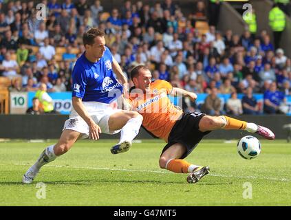 Phil Jagielka (à gauche) d'Everton défend le nom de Steven Fletcher de Wolverhampton Wanderers (à droite) a un tir sur le but Banque D'Images