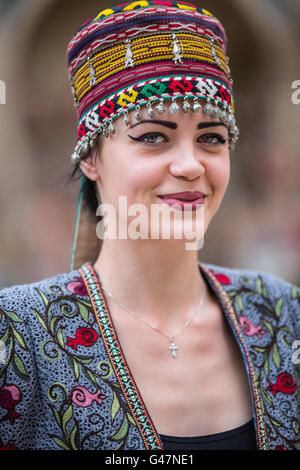 Femme locale portant un chapeau et une robe ouzbek traditionnels. Banque D'Images