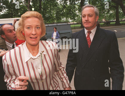 Neil Hamilton l'ex-député conservateur de Tatton, à Cheshire, avec son épouse Christine après la publication du rapport attendu depuis longtemps dans l'affaire de l'argent pour les questions, par Sir Gordon Downey. Voir PA Story POLITICS Standards. Photo de Stefan Rousseau/PA Banque D'Images