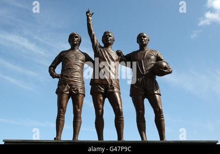 La statue de la Trinité unie des anciens joueurs (de gauche à droite) George Best, Denis Law et Bobby Charlton à l'extérieur d'Old Trafford Banque D'Images