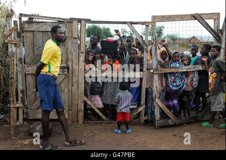 La région de Turkana au Kenya, le HCR, le camp de réfugiés de Kakuma où 80,000 permanent des réfugiés de Somalie, l'Éthiopie, le Soudan du Sud sont vivants, les enfants à la porte de l'ÉCOLE PRIMAIRE PALUTAKA Banque D'Images