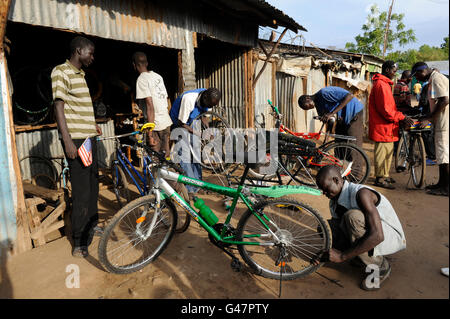 La région de Turkana au Kenya, le HCR, le camp de réfugiés de Kakuma où 80,000 permanent des réfugiés de Somalie, l'Éthiopie, le Soudan du Sud sont vivant, petite entreprise Atelier de vélo Banque D'Images