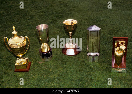 Une sélection de trophées de Lancashire exposés sur leur terrain de cricket d'Old Trafford.(l-r) la coupe Benson and Hedges, la coupe d'assurance refuge, le trophée Lord's Taverners, le Trophée NAT West et le trophée de la Ligue d'assurance refuge Banque D'Images