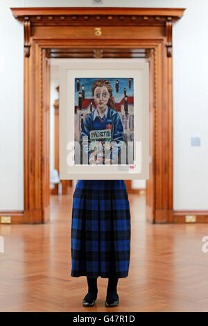 Juliette Morrison (13) de Co.Louth, qui a remporté le 2e prix dans la catégorie C du Concours d'art pour enfants Texaco 2011, détient son œuvre pour une caméra tv dans la Hugh Lane Gallery Dublin lors d'une séance photo pour annoncer les gagnants du concours. Banque D'Images