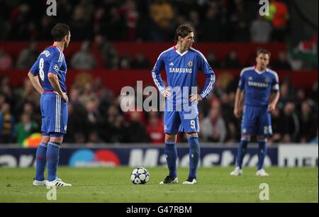 Frank Lampard (à gauche) de Chelsea, Fernando Torres (au centre) et John Terry se sont déprimés alors qu'ils attendent de se lancer après que Javier Hernandez (non représenté) de Manchester United ait terminé le but d'ouverture du match Banque D'Images