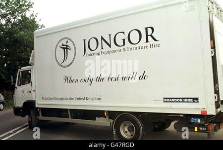 Un camion qui transportera du matériel de restauration et du mobilier à louer quitte la Highgrove House, la maison de campagne du Prince de Galles, près de Tetbury, Gloucs, aujourd'hui (vendredi). Le Prince doit organiser une fête d'anniversaire pour Camilla Parker Bowles dans le manoir de Georgioan ce soir. Photo Barry Batchelor/PA Banque D'Images