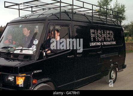 Une fourgonnette qui transportera des équipements d'éclairage quitte aujourd'hui (vendredi) le pays de résidence du Prince de Galles près de Tetbury, Gloucestershire. Le Prince doit organiser une fête pour Camilla Parker Bowles à Highgrove ce soir. Photo de Barry Batchelor/PA. VOIR PA STORY ROYAL CAMILLA Banque D'Images