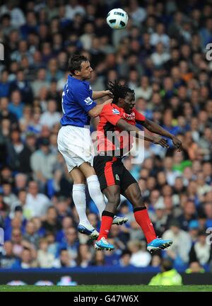 Benjani Mwaruwari de Blackburn Rovers (à droite) et Phil Jagielka d'Everton (à gauche) luttez pour le ballon dans les airs Banque D'Images