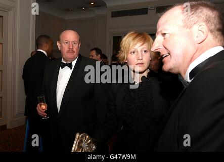 Administrateur du football et ancien directeur général du PFA Brian Barwick (à gauche) au PFA Player of the Year Awards 2011 à l'hôtel Grosvenor House de Londres. Banque D'Images