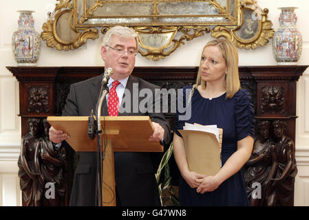 Tanaiste et le ministre des Affaires étrangères Eamon Gilmore (à gauche) et la ministre junior Lucinda Creighton s'expriment auprès des médias au ministère des Affaires étrangères de Dublin après avoir informé les ambassadeurs de l'Union européenne sur les plans d'Irelands pour l'Europe. Banque D'Images