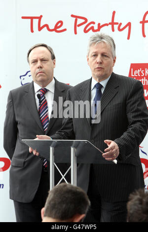 Peter Robinson (à droite), le leader du DUP, avec Nigel Dodds, a lancé le manifeste du parti au Waterfront Hall de Belfast. Banque D'Images