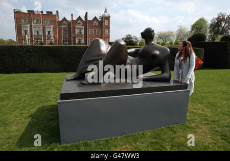 L'artiste Veronica Grassi voit les angles de figure inclinables de Henry Moore, à l'ouverture de Moore à Hatfield, dans le domaine de Hatfield House à Hertfordshire. Banque D'Images