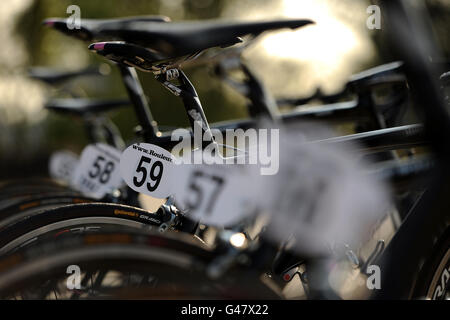 Vue générale des vélos du Rapha Condor Sharp les membres de l'équipe ont tous suivi leurs numéros de course Banque D'Images