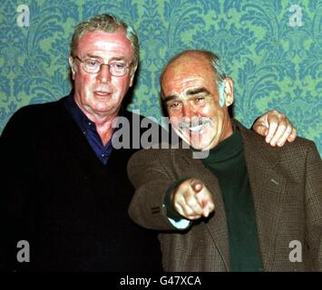 Acteurs Michael Caine (à gauche) et Sean Connery à un photocall à Édimbourg aujourd'hui (dimanche). Les acteurs, amis proches depuis qu'ils se sont rassemblés dans le film l'Homme qui serait Roi, sont dans la ville pour le Festival International du film. Voir l'histoire de PA SHOWBIZ Connery. Photo de Chris Bacon/PA. Banque D'Images