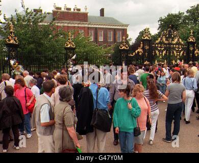 Des foules se rassemblent aujourd'hui (dimanche) devant Diana, résidence officielle de la princesse de Galles, Palais de Kensington à Londres, après s'être réveillée pour entendre les nouvelles de choc de la mort de la princesse après que sa voiture ait été impliquée dans un accident à grande vitesse à Paris la nuit dernière. Son ami Dodi Fayed et le conducteur de la voiture ont également été tués dans l'accident. Voir les récits de l'AP, ROYAL Diana. Photo de David Cheskin/PA Banque D'Images