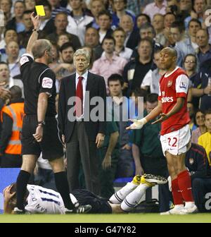 Football - Barclays Premier League - Tottenham Hotspur v Arsenal - White Hart Lane.L'arbitre Martin Atkinson (à gauche) décerne une carte jaune au Gael Clichy d'Arsenal (à droite). Banque D'Images