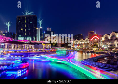 Singapour, Singapour - 18 juillet 2015 : bateaux colorés créer de la lumière sur les sentiers le long de la rivière Singapour Clarke Quay. Banque D'Images