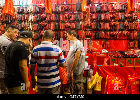 Singapour - Le 17 janvier 2016, les acheteurs de négocier : saucisses chinoises en vente à Chinatown. Saucisses chinoises sont popula Banque D'Images