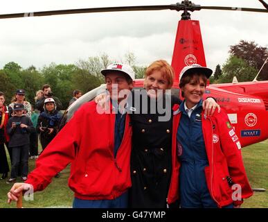 La duchesse de York (au centre) à Denham, Bucks aujourd'hui (samedi) avec la grand-mère britannique, Jennifer Murray, 56 (à droite) et le copilote Quentin Smith, 32 (à gauche) juste avant qu'ils se lancent dans un hélicoptère record du monde entier tentative de recueillir de l'argent pour l'organisme caritatif Save the Children. Mme Murray espère être la première femme à voler dans le monde, en effectuant le trajet de 30,000 miles en 97 jours. Voir l'histoire de PA AIR grand-mère. Photo de David Giles/PA. Banque D'Images