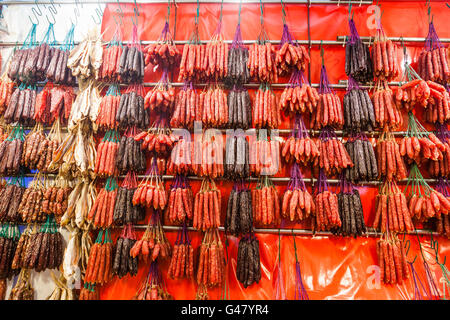 Une variété de saucisses chinoises à vendre à Singapour Chinatown. Fait à partir de la viande de porc fraîche ou de porc et foies de poulet. Banque D'Images