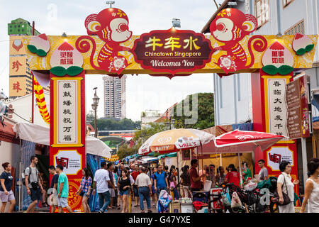 Singapour, Singapour - Le 17 janvier 2016 : Les acheteurs visitent le quartier chinois au cours de festivités du Nouvel An chinois pour négocier des souvenirs. Banque D'Images