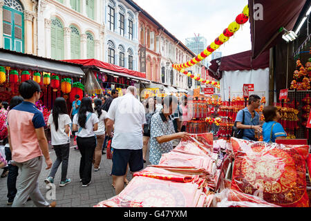 Singapour, Singapour - Le 17 janvier 2016 : Les acheteurs visitent le quartier chinois au cours de festivités du Nouvel An chinois pour négocier des souvenirs. Banque D'Images