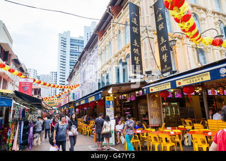 Singapour, Singapour - Le 17 janvier 2016 : Les acheteurs visitent le quartier chinois au cours de festivités du Nouvel An chinois. Banque D'Images