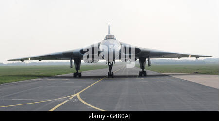 Le dernier bombardier Vulcan volant arrive à l'aéroport Robin Hood, Doncaster après son voyage de RAF Lyneham. Banque D'Images