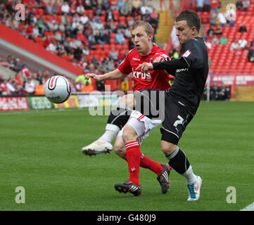 Chris Solly, de Charlton Athletic, est défié par Dean Cox, de Leyton Orient, lors du match de npower League One à la Valley, Londres. Banque D'Images