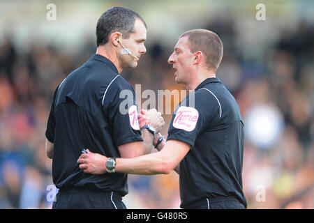 L'arbitre Steve Tanner est blessé pour être remplacé par le quatrième officiel Chris Knowles lors du match de npower League Two au stade B2Net, à Chesterfield. Banque D'Images