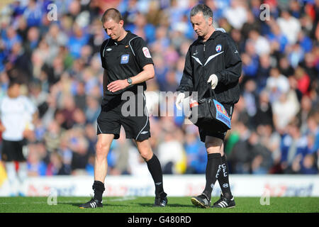 L'arbitre Steve Tanner est blessé pour être remplacé par le quatrième officiel Chris Knowles lors du match de npower League Two au stade B2Net, à Chesterfield. Banque D'Images