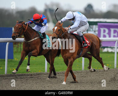 Richard Kingscote sur l'agonie et l'ecstasy (à droite) remporte la victoire Les enjeux de William Hill Snowdrop Fillies de Liam Jones on Nénuphars (gauche) Banque D'Images