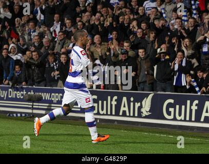 Football - championnat de football de npower - Queens Park Rangers v Sheffield United - Loftus Road.Wayne Routledge des Queens Park Rangers célèbre ses baisers après avoir marquant le premier but du match Banque D'Images